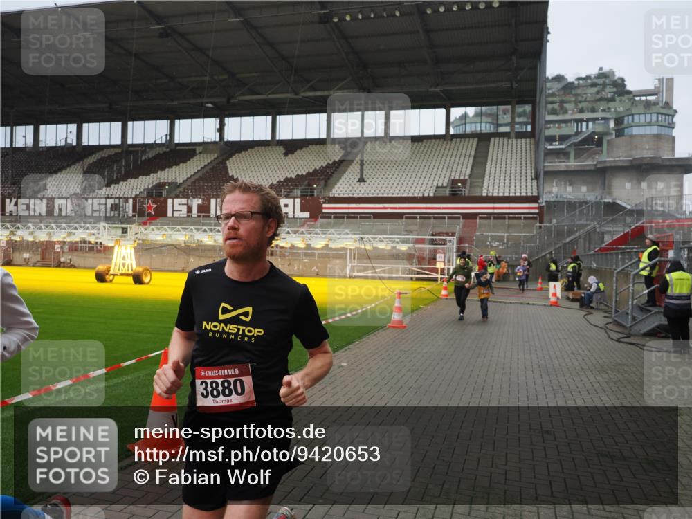 07.12.2025 - St. Pauli X-Mass-Run No. 15 Fabian Wolf http://msf.ph/oto/9420653 07.12.2025 11:41:05 Ziel 2292, 2294, 2425, 2708, 2710, 2947, 3259, 3592, 3619, 3880, 3885, 3912, 4608 meine-sportfotos.de