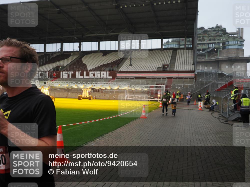 07.12.2025 - St. Pauli X-Mass-Run No. 15 Fabian Wolf http://msf.ph/oto/9420654 07.12.2025 11:41:05 Ziel 2292, 2294, 2425, 2708, 2710, 2947, 3259, 3592, 3619, 3880, 3885, 3912, 4608 meine-sportfotos.de