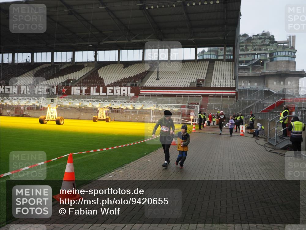 07.12.2025 - St. Pauli X-Mass-Run No. 15 Fabian Wolf http://msf.ph/oto/9420655 07.12.2025 11:41:08 Ziel 2292, 2294, 2425, 2708, 2710, 2947, 3259, 3747, 3748, 3880, 3885, 3912 meine-sportfotos.de