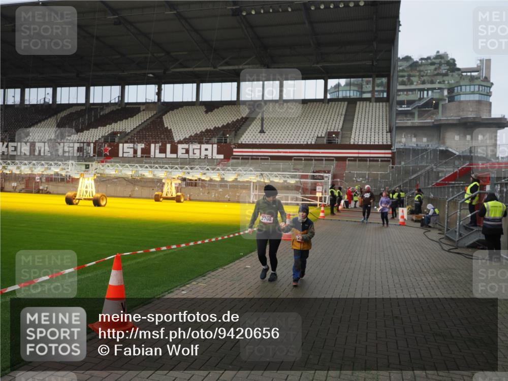07.12.2025 - St. Pauli X-Mass-Run No. 15 Fabian Wolf http://msf.ph/oto/9420656 07.12.2025 11:41:09 Ziel 2292, 2708, 2710, 2947, 3259, 3747, 3748, 3880, 3885, 3912 meine-sportfotos.de