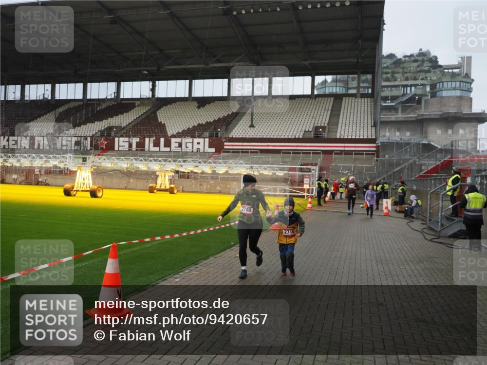 07.12.2025 - St. Pauli X-Mass-Run No. 15 Fabian Wolf http://msf.ph/oto/9420657 07.12.2025 11:41:09 Ziel 2292, 2708, 2710, 2947, 3259, 3747, 3748, 3880, 3885, 3912 meine-sportfotos.de