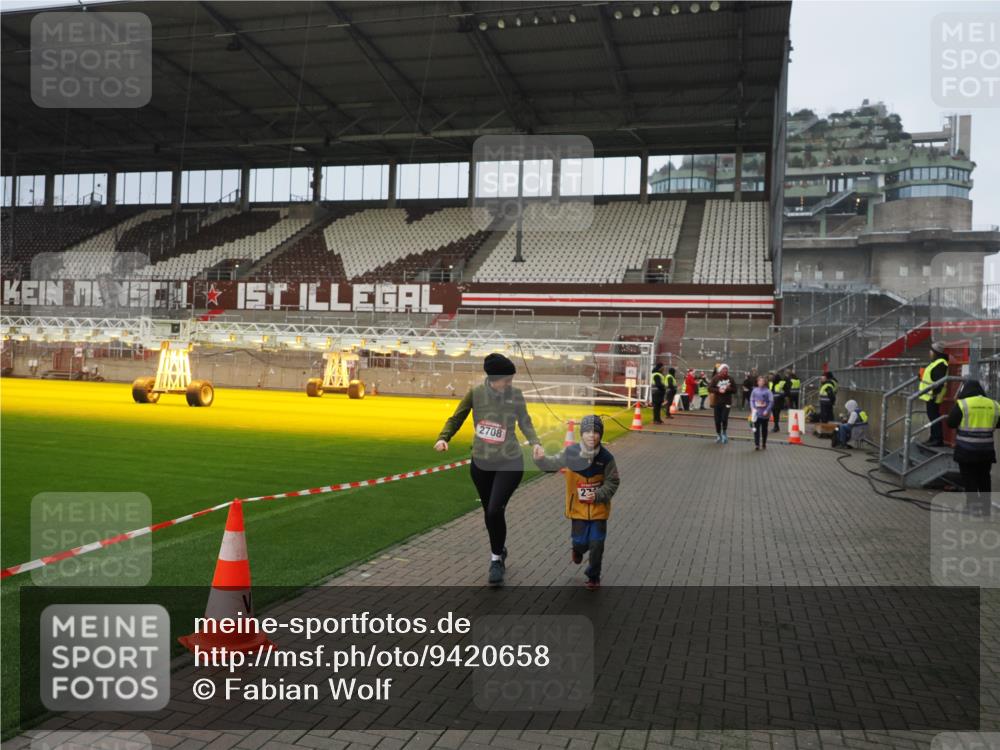 07.12.2025 - St. Pauli X-Mass-Run No. 15 Fabian Wolf http://msf.ph/oto/9420658 07.12.2025 11:41:09 Ziel 2292, 2708, 2710, 2947, 3259, 3747, 3748, 3880, 3885, 3912 meine-sportfotos.de