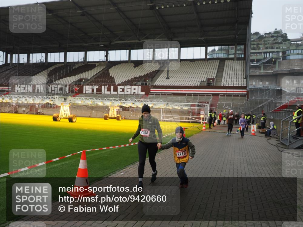 07.12.2025 - St. Pauli X-Mass-Run No. 15 Fabian Wolf http://msf.ph/oto/9420660 07.12.2025 11:41:09 Ziel 2292, 2708, 2710, 2947, 3259, 3747, 3748, 3880, 3885, 3912 meine-sportfotos.de