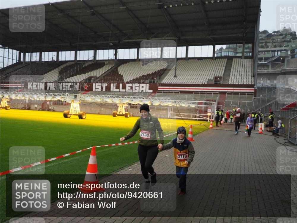 07.12.2025 - St. Pauli X-Mass-Run No. 15 Fabian Wolf http://msf.ph/oto/9420661 07.12.2025 11:41:10 Ziel 2292, 2708, 2710, 2947, 3259, 3747, 3748, 3880, 3885, 3912 meine-sportfotos.de