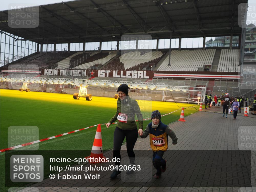 07.12.2025 - St. Pauli X-Mass-Run No. 15 Fabian Wolf http://msf.ph/oto/9420663 07.12.2025 11:41:10 Ziel 2292, 2708, 2710, 2947, 3259, 3747, 3748, 3880, 3885, 3912 meine-sportfotos.de