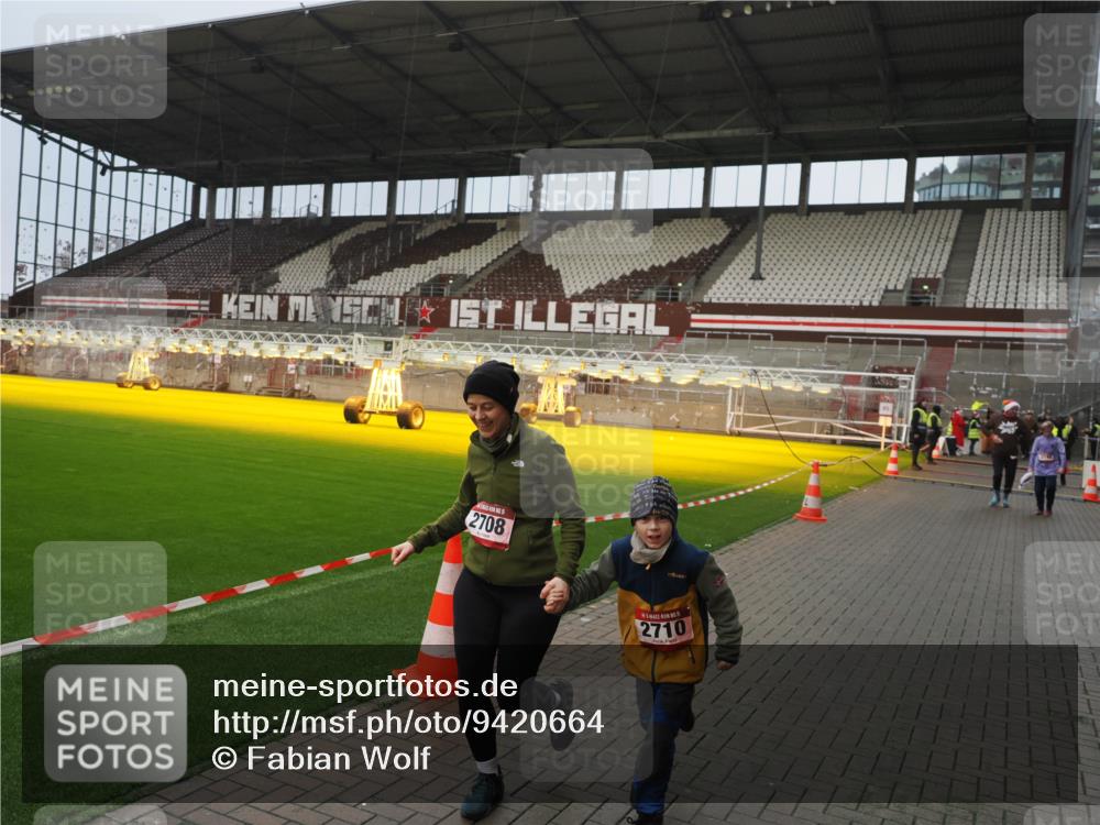07.12.2025 - St. Pauli X-Mass-Run No. 15 Fabian Wolf http://msf.ph/oto/9420664 07.12.2025 11:41:10 Ziel 2292, 2708, 2710, 2947, 3259, 3747, 3748, 3880, 3885, 3912 meine-sportfotos.de