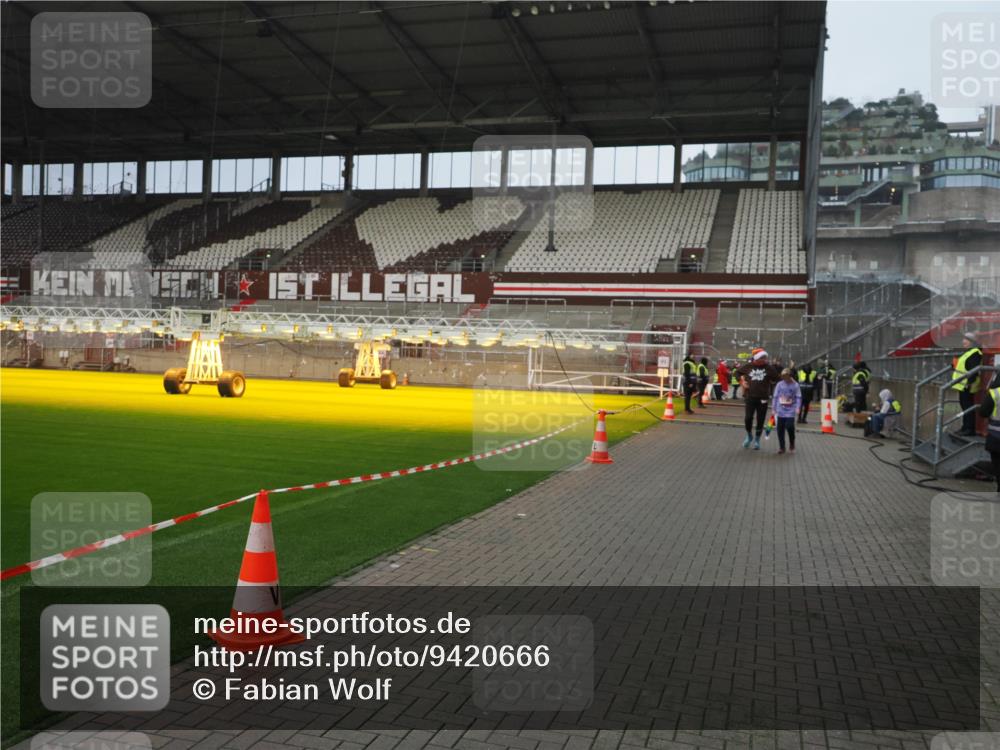 07.12.2025 - St. Pauli X-Mass-Run No. 15 Fabian Wolf http://msf.ph/oto/9420666 07.12.2025 11:41:11 Ziel 2292, 2708, 2710, 3747, 3748, 3880, 3885, 3912 meine-sportfotos.de