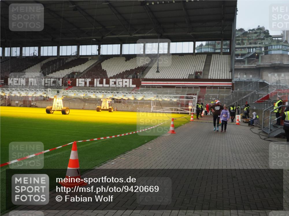 07.12.2025 - St. Pauli X-Mass-Run No. 15 Fabian Wolf http://msf.ph/oto/9420669 07.12.2025 11:41:12 Ziel 2708, 2710, 3747, 3748, 3880, 3885, 3912 meine-sportfotos.de