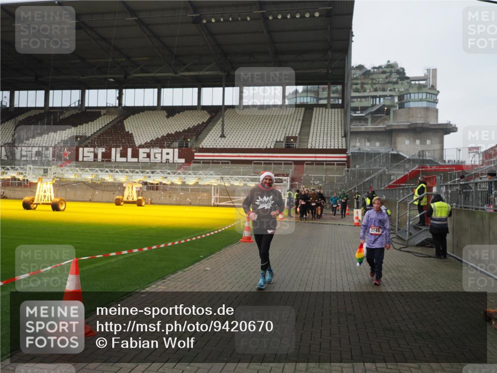 07.12.2025 - St. Pauli X-Mass-Run No. 15 Fabian Wolf http://msf.ph/oto/9420670 07.12.2025 11:41:18 Ziel 2465, 2466, 2470, 2471, 2476, 2479, 2708, 2710, 3153, 3505, 3747, 3748, 3880, 3885 meine-sportfotos.de