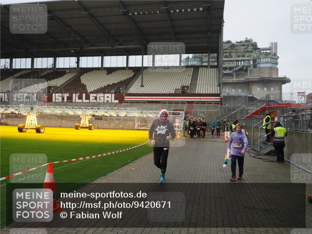 07.12.2025 - St. Pauli X-Mass-Run No. 15 Fabian Wolf http://msf.ph/oto/9420671 07.12.2025 11:41:18 Ziel 2465, 2466, 2470, 2471, 2476, 2479, 2708, 2710, 3153, 3505, 3747, 3748, 3880, 3885 meine-sportfotos.de