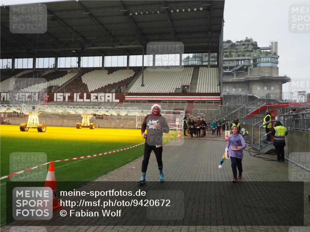 07.12.2025 - St. Pauli X-Mass-Run No. 15 Fabian Wolf http://msf.ph/oto/9420672 07.12.2025 11:41:18 Ziel 2465, 2466, 2470, 2471, 2476, 2479, 2708, 2710, 3153, 3505, 3747, 3748, 3880, 3885 meine-sportfotos.de