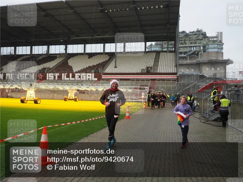 07.12.2025 - St. Pauli X-Mass-Run No. 15 Fabian Wolf http://msf.ph/oto/9420674 07.12.2025 11:41:19 Ziel 2465, 2466, 2470, 2471, 2476, 2479, 2491, 2708, 2710, 3153, 3204, 3505, 3747, 3748, 3880, 3885 meine-sportfotos.de