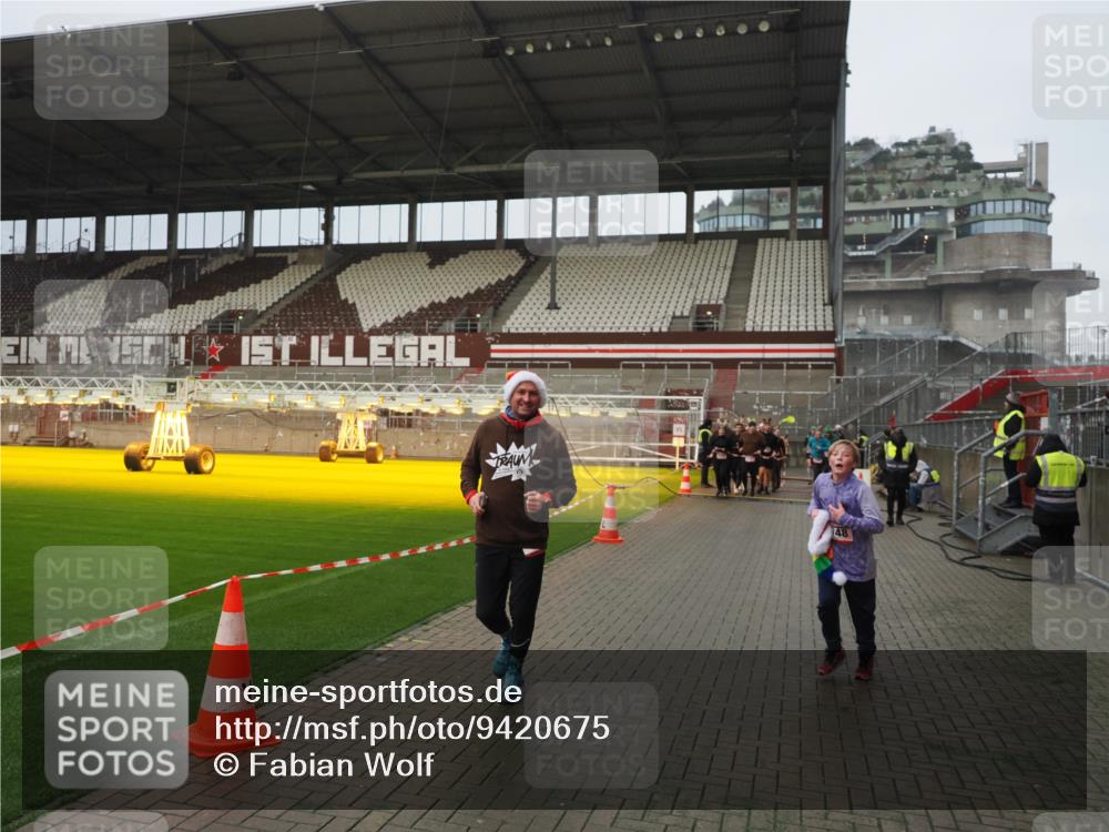 07.12.2025 - St. Pauli X-Mass-Run No. 15 Fabian Wolf http://msf.ph/oto/9420675 07.12.2025 11:41:19 Ziel 2465, 2466, 2470, 2471, 2476, 2479, 2491, 2708, 2710, 3153, 3204, 3505, 3747, 3748, 3880, 3885 meine-sportfotos.de