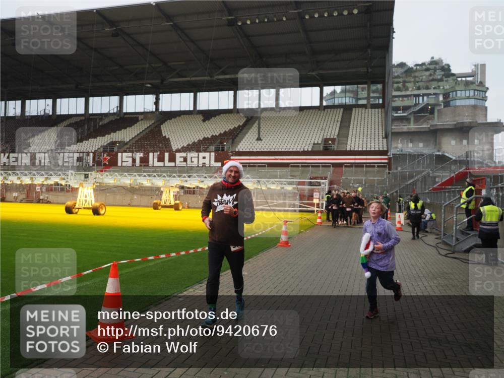 07.12.2025 - St. Pauli X-Mass-Run No. 15 Fabian Wolf http://msf.ph/oto/9420676 07.12.2025 11:41:19 Ziel 2465, 2466, 2470, 2471, 2476, 2479, 2491, 2708, 2710, 3153, 3204, 3505, 3747, 3748, 3880, 3885 meine-sportfotos.de