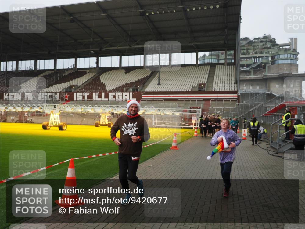 07.12.2025 - St. Pauli X-Mass-Run No. 15 Fabian Wolf http://msf.ph/oto/9420677 07.12.2025 11:41:19 Ziel 2465, 2466, 2470, 2471, 2476, 2479, 2491, 2708, 2710, 3153, 3204, 3505, 3747, 3748, 3880, 3885 meine-sportfotos.de