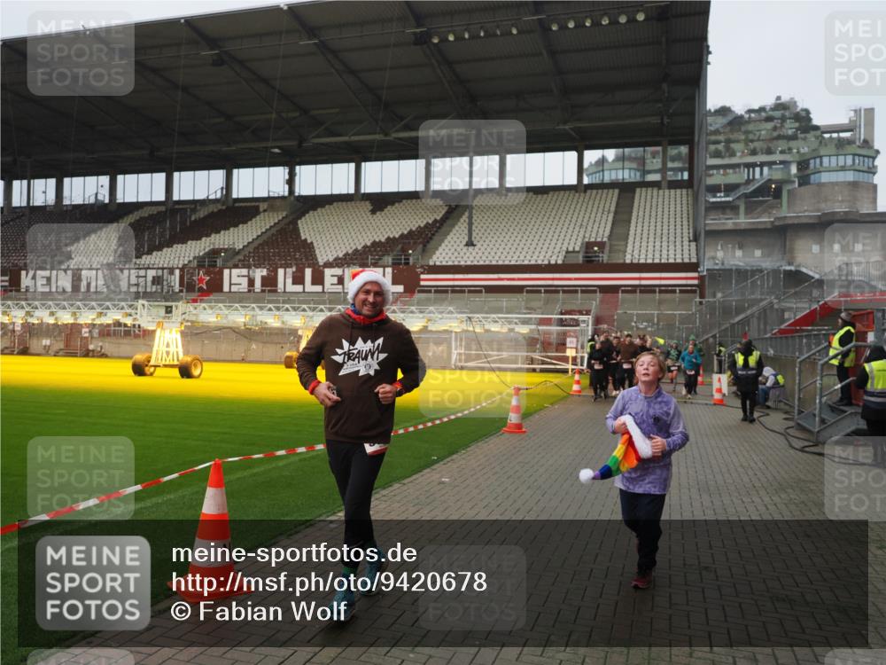 07.12.2025 - St. Pauli X-Mass-Run No. 15 Fabian Wolf http://msf.ph/oto/9420678 07.12.2025 11:41:19 Ziel 2465, 2466, 2470, 2471, 2476, 2479, 2491, 2708, 2710, 3153, 3204, 3505, 3747, 3748, 3880, 3885 meine-sportfotos.de