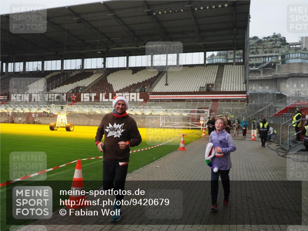 07.12.2025 - St. Pauli X-Mass-Run No. 15 Fabian Wolf http://msf.ph/oto/9420679 07.12.2025 11:41:20 Ziel 2465, 2466, 2470, 2471, 2476, 2479, 2491, 3153, 3204, 3505, 3747, 3748 meine-sportfotos.de