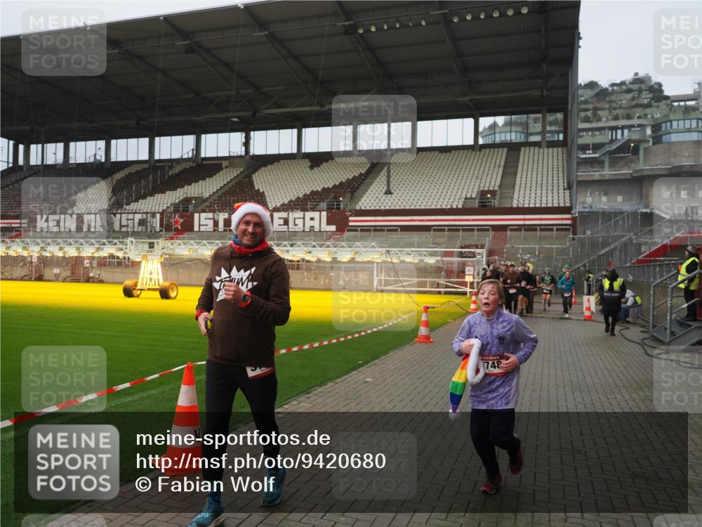 07.12.2025 - St. Pauli X-Mass-Run No. 15 Fabian Wolf http://msf.ph/oto/9420680 07.12.2025 11:41:20 Ziel 2465, 2466, 2470, 2471, 2476, 2479, 2491, 3153, 3204, 3505, 3747, 3748 meine-sportfotos.de
