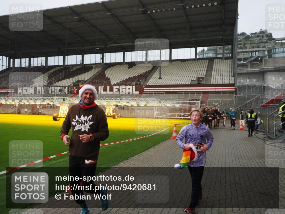 07.12.2025 - St. Pauli X-Mass-Run No. 15 Fabian Wolf http://msf.ph/oto/9420681 07.12.2025 11:41:20 Ziel 2465, 2466, 2470, 2471, 2476, 2479, 2491, 3153, 3204, 3505, 3747, 3748 meine-sportfotos.de