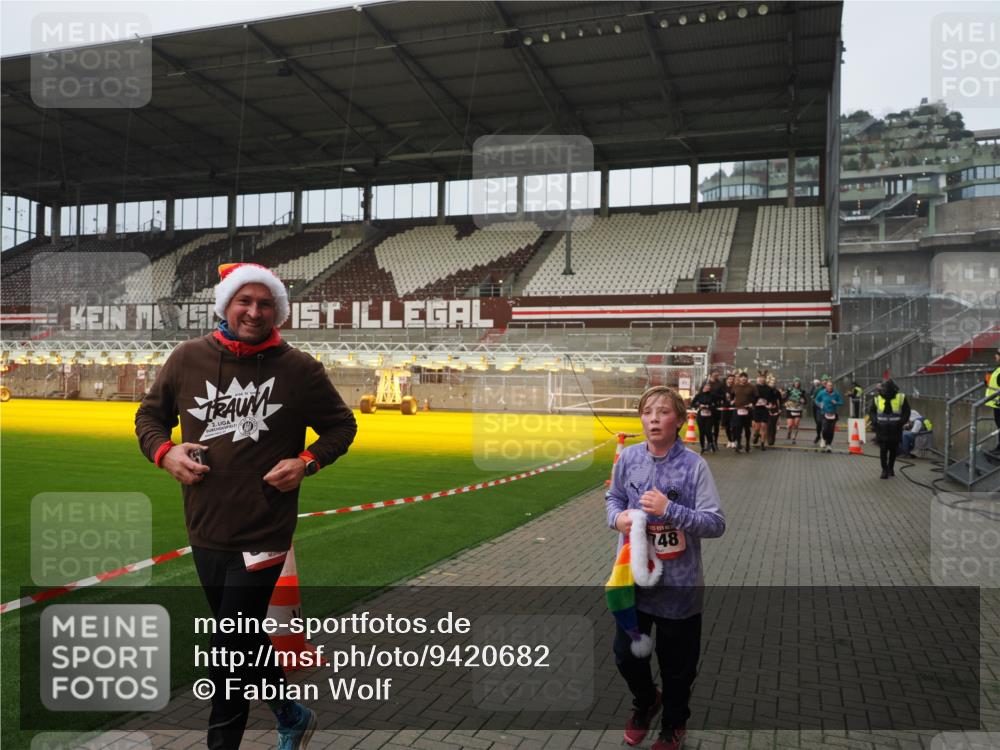 07.12.2025 - St. Pauli X-Mass-Run No. 15 Fabian Wolf http://msf.ph/oto/9420682 07.12.2025 11:41:20 Ziel 2465, 2466, 2470, 2471, 2476, 2479, 2491, 3153, 3204, 3505, 3747, 3748 meine-sportfotos.de
