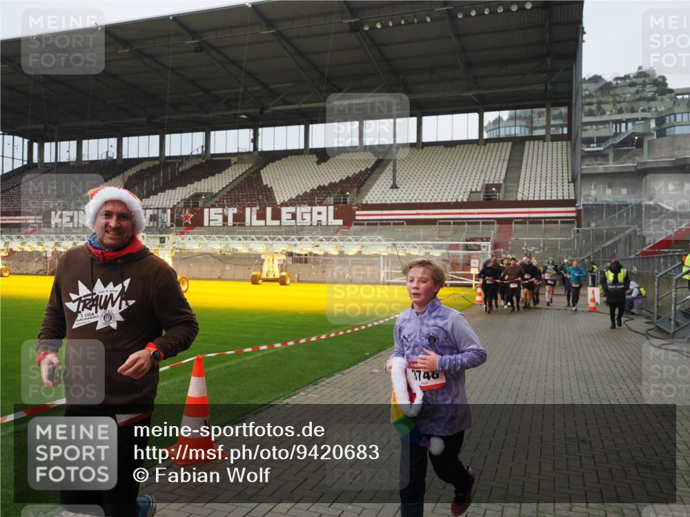 07.12.2025 - St. Pauli X-Mass-Run No. 15 Fabian Wolf http://msf.ph/oto/9420683 07.12.2025 11:41:20 Ziel 2465, 2466, 2470, 2471, 2476, 2479, 2491, 3153, 3204, 3505, 3747, 3748 meine-sportfotos.de