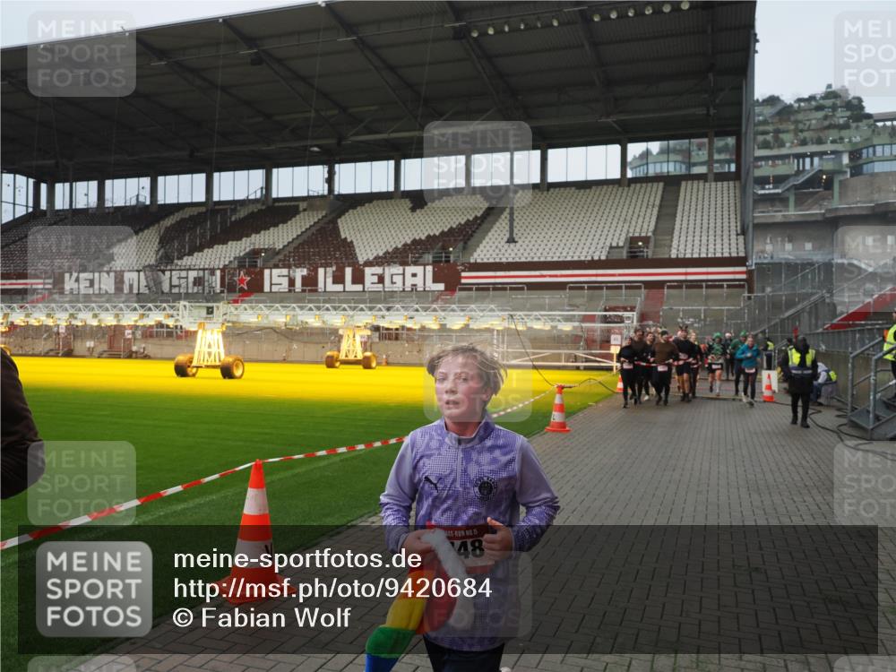 07.12.2025 - St. Pauli X-Mass-Run No. 15 Fabian Wolf http://msf.ph/oto/9420684 07.12.2025 11:41:21 Ziel 2465, 2466, 2470, 2471, 2476, 2479, 2491, 3153, 3204, 3505, 3747, 3748 meine-sportfotos.de