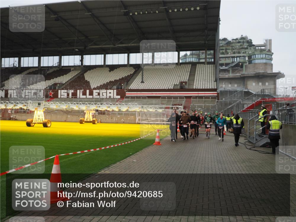 07.12.2025 - St. Pauli X-Mass-Run No. 15 Fabian Wolf http://msf.ph/oto/9420685 07.12.2025 11:41:22 Ziel 2465, 2466, 2470, 2471, 2476, 2479, 2491, 3153, 3204, 3505, 3532, 3747, 3748 meine-sportfotos.de