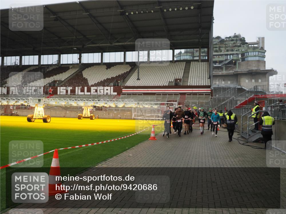 07.12.2025 - St. Pauli X-Mass-Run No. 15 Fabian Wolf http://msf.ph/oto/9420686 07.12.2025 11:41:23 Ziel 2465, 2466, 2470, 2471, 2476, 2479, 2491, 3153, 3204, 3505, 3532, 3747, 3748 meine-sportfotos.de