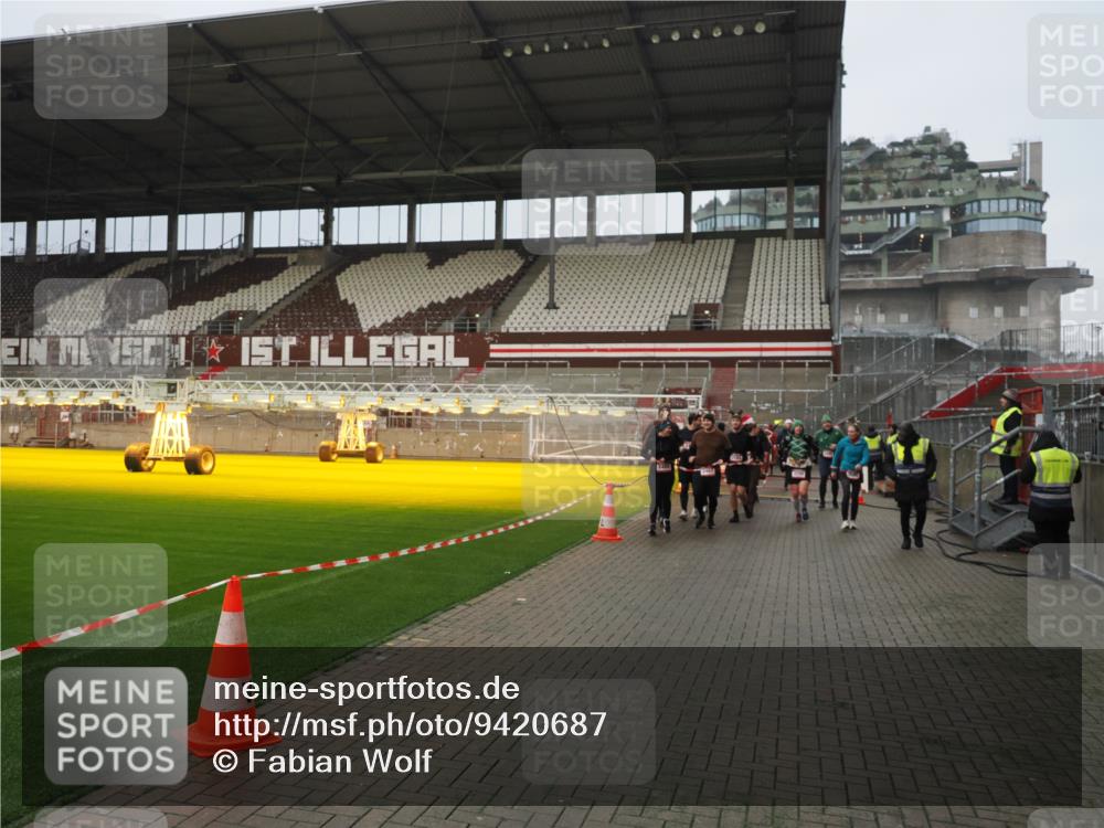 07.12.2025 - St. Pauli X-Mass-Run No. 15 Fabian Wolf http://msf.ph/oto/9420687 07.12.2025 11:41:23 Ziel 2465, 2466, 2470, 2471, 2476, 2479, 2491, 3153, 3204, 3505, 3532, 3747, 3748 meine-sportfotos.de