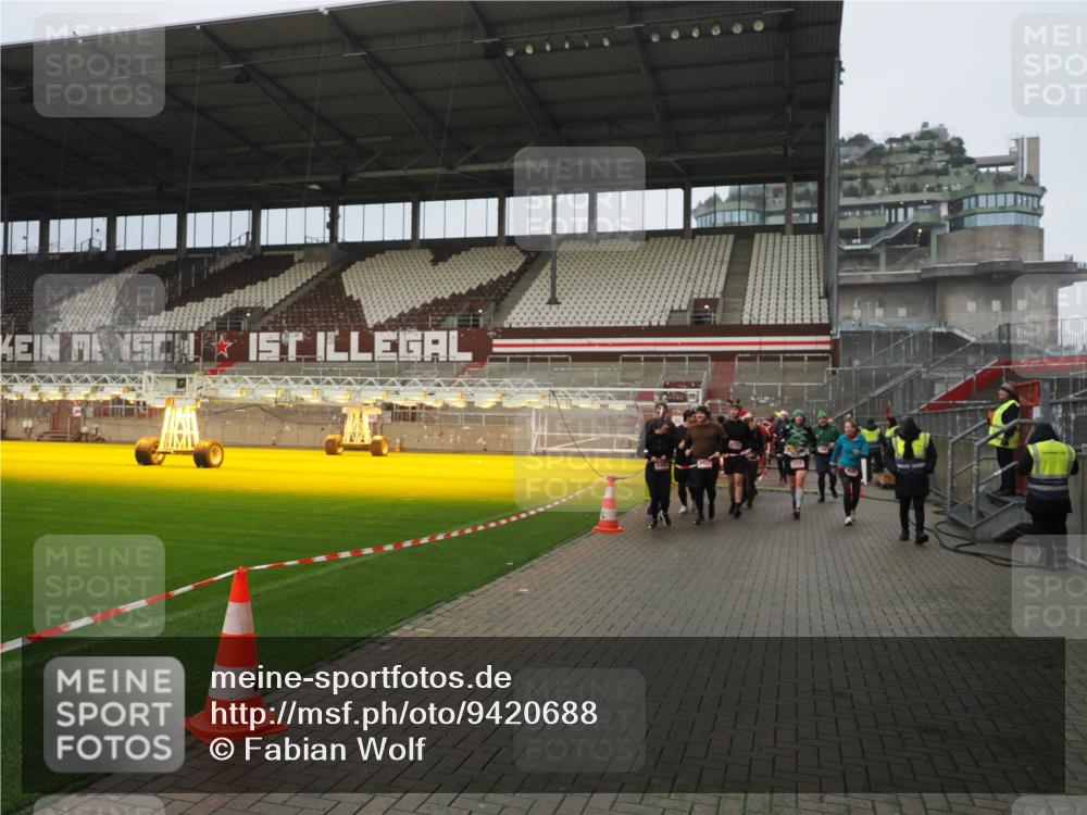 07.12.2025 - St. Pauli X-Mass-Run No. 15 Fabian Wolf http://msf.ph/oto/9420688 07.12.2025 11:41:23 Ziel 2465, 2466, 2470, 2471, 2476, 2479, 2491, 3153, 3204, 3505, 3532, 3747, 3748 meine-sportfotos.de