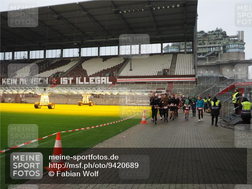 07.12.2025 - St. Pauli X-Mass-Run No. 15 Fabian Wolf http://msf.ph/oto/9420689 07.12.2025 11:41:23 Ziel 2465, 2466, 2470, 2471, 2476, 2479, 2491, 3153, 3204, 3505, 3532, 3747, 3748 meine-sportfotos.de