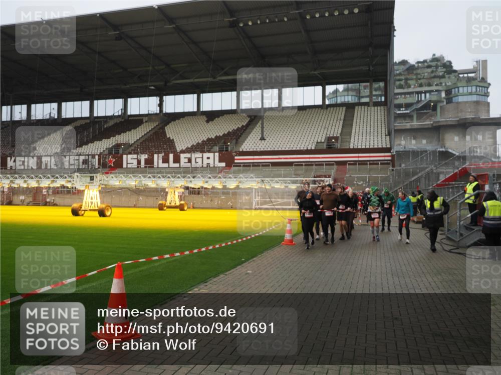 07.12.2025 - St. Pauli X-Mass-Run No. 15 Fabian Wolf http://msf.ph/oto/9420691 07.12.2025 11:41:24 Ziel 2465, 2466, 2470, 2471, 2476, 2479, 2491, 3153, 3204, 3505, 3532, 3747, 3748 meine-sportfotos.de