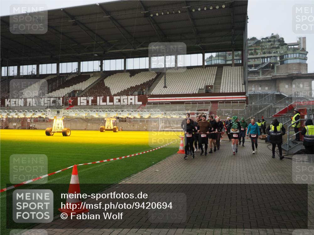 07.12.2025 - St. Pauli X-Mass-Run No. 15 Fabian Wolf http://msf.ph/oto/9420694 07.12.2025 11:41:24 Ziel 2465, 2466, 2470, 2471, 2476, 2479, 2491, 3153, 3204, 3505, 3532, 3747, 3748 meine-sportfotos.de