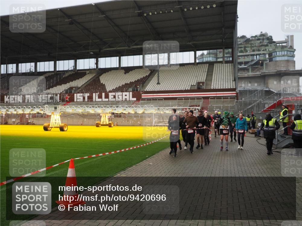 07.12.2025 - St. Pauli X-Mass-Run No. 15 Fabian Wolf http://msf.ph/oto/9420696 07.12.2025 11:41:25 Ziel 2465, 2466, 2470, 2471, 2476, 2479, 2491, 3153, 3204, 3393, 3505, 3532, 3747, 3748 meine-sportfotos.de