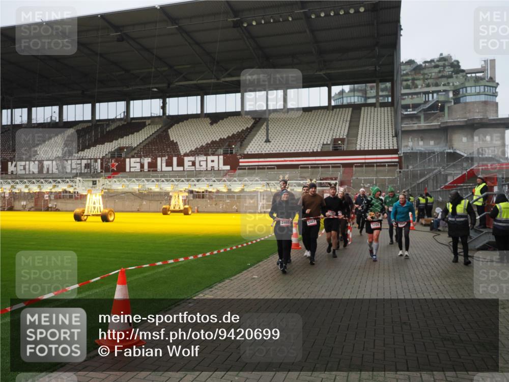 07.12.2025 - St. Pauli X-Mass-Run No. 15 Fabian Wolf http://msf.ph/oto/9420699 07.12.2025 11:41:25 Ziel 2465, 2466, 2470, 2471, 2476, 2479, 2491, 3153, 3204, 3393, 3505, 3532, 3747, 3748 meine-sportfotos.de