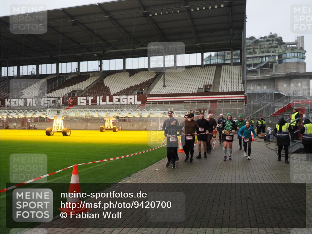 07.12.2025 - St. Pauli X-Mass-Run No. 15 Fabian Wolf http://msf.ph/oto/9420700 07.12.2025 11:41:26 Ziel 2465, 2466, 2470, 2471, 2476, 2479, 2491, 3153, 3204, 3393, 3505, 3532, 3747, 3748 meine-sportfotos.de