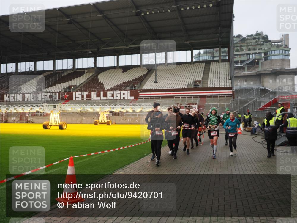 07.12.2025 - St. Pauli X-Mass-Run No. 15 Fabian Wolf http://msf.ph/oto/9420701 07.12.2025 11:41:26 Ziel 2465, 2466, 2470, 2471, 2476, 2479, 2491, 3153, 3204, 3393, 3505, 3532, 3747, 3748 meine-sportfotos.de