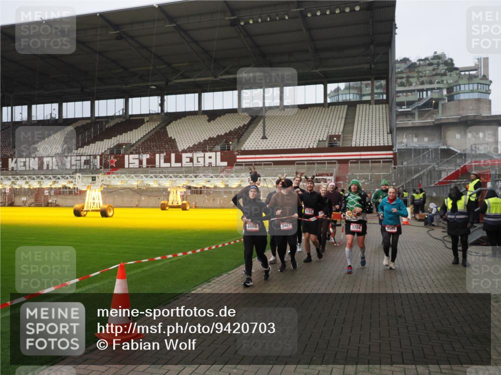 07.12.2025 - St. Pauli X-Mass-Run No. 15 Fabian Wolf http://msf.ph/oto/9420703 07.12.2025 11:41:27 Ziel 2465, 2466, 2470, 2471, 2476, 2479, 2491, 3153, 3204, 3393, 3505, 3532, 3732, 3747 meine-sportfotos.de