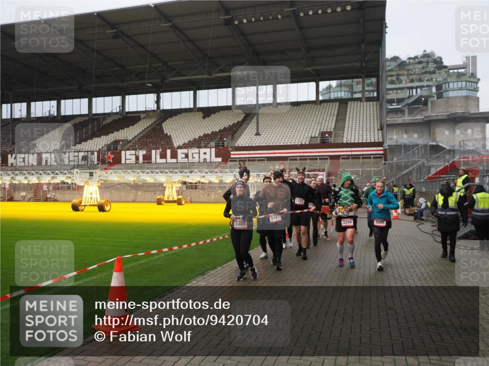 07.12.2025 - St. Pauli X-Mass-Run No. 15 Fabian Wolf http://msf.ph/oto/9420704 07.12.2025 11:41:27 Ziel 2465, 2466, 2470, 2471, 2476, 2479, 2491, 3153, 3204, 3393, 3505, 3532, 3732, 3747 meine-sportfotos.de