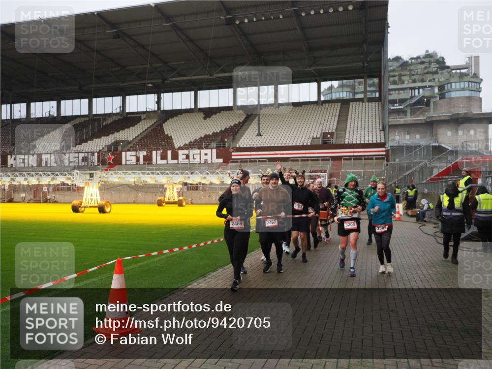 07.12.2025 - St. Pauli X-Mass-Run No. 15 Fabian Wolf http://msf.ph/oto/9420705 07.12.2025 11:41:27 Ziel 2465, 2466, 2470, 2471, 2476, 2479, 2491, 3153, 3204, 3393, 3505, 3532, 3732, 3747 meine-sportfotos.de