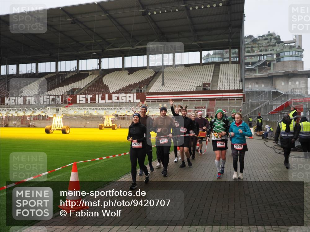 07.12.2025 - St. Pauli X-Mass-Run No. 15 Fabian Wolf http://msf.ph/oto/9420707 07.12.2025 11:41:27 Ziel 2465, 2466, 2470, 2471, 2476, 2479, 2491, 3153, 3204, 3393, 3505, 3532, 3732, 3747 meine-sportfotos.de