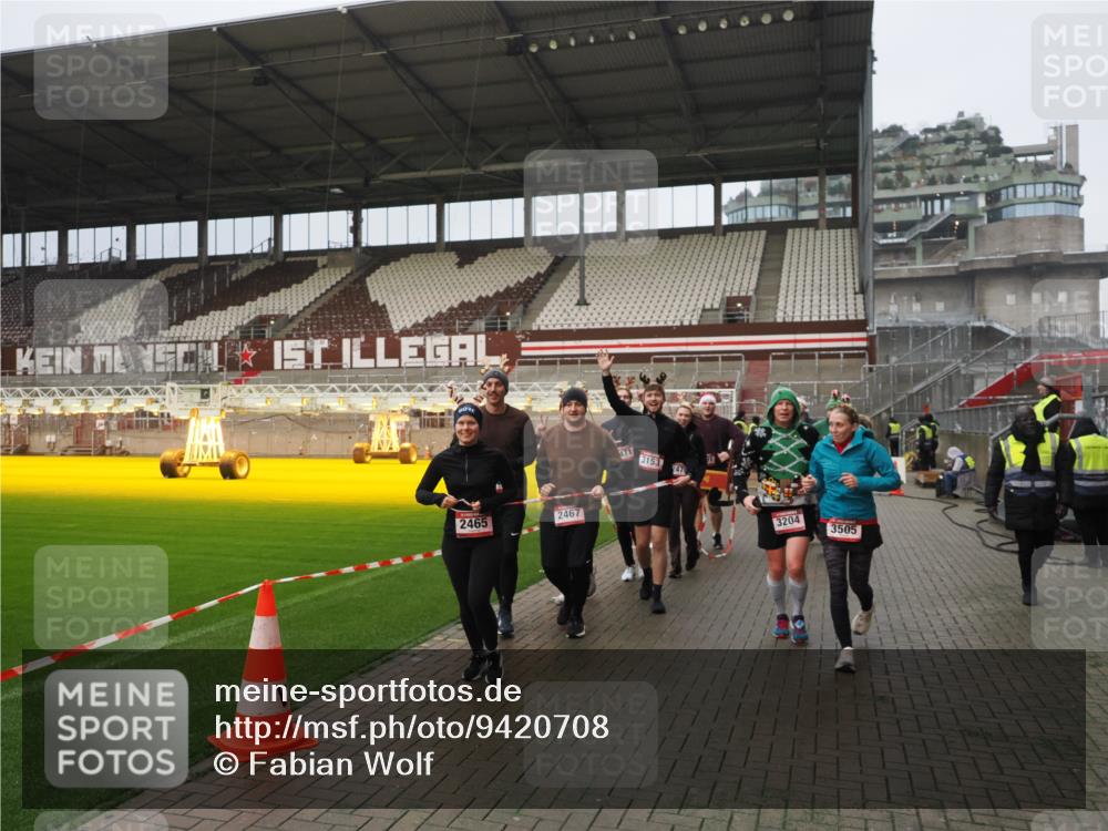 07.12.2025 - St. Pauli X-Mass-Run No. 15 Fabian Wolf http://msf.ph/oto/9420708 07.12.2025 11:41:28 Ziel 2465, 2466, 2470, 2471, 2476, 2479, 2491, 3153, 3204, 3393, 3505, 3532, 3732 meine-sportfotos.de