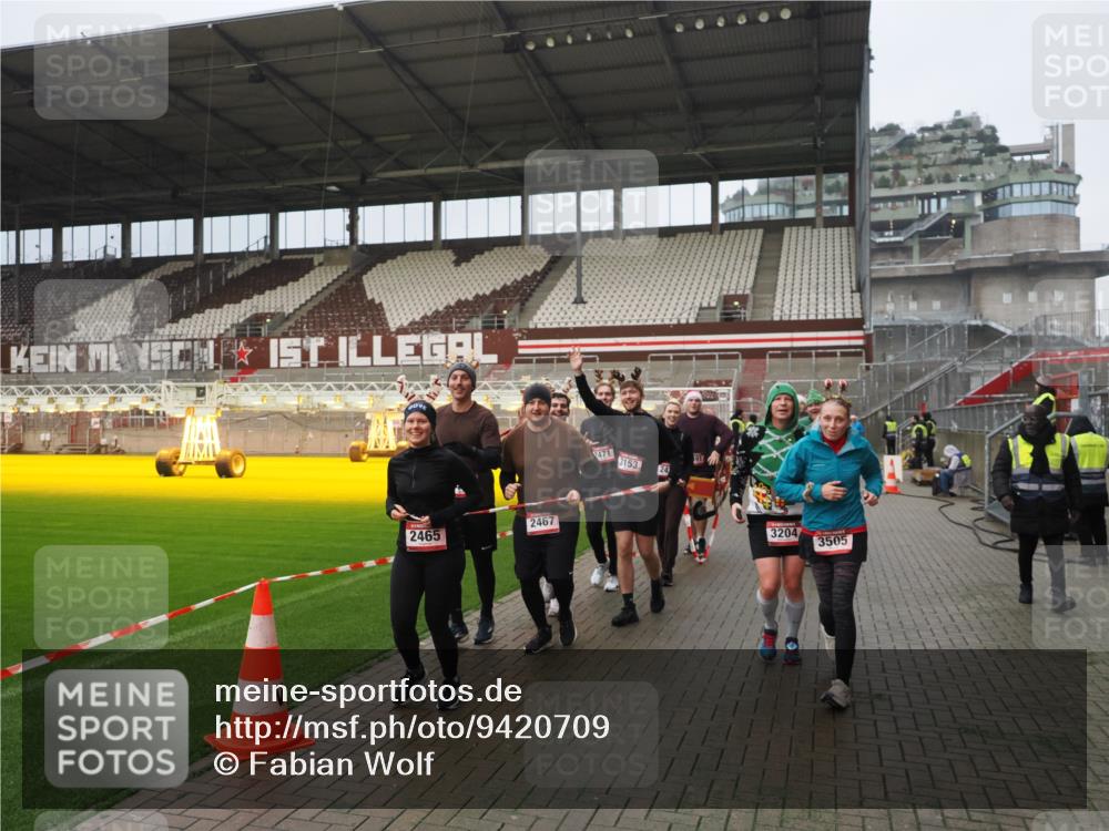 07.12.2025 - St. Pauli X-Mass-Run No. 15 Fabian Wolf http://msf.ph/oto/9420709 07.12.2025 11:41:28 Ziel 2465, 2466, 2470, 2471, 2476, 2479, 2491, 3153, 3204, 3393, 3505, 3532, 3732 meine-sportfotos.de