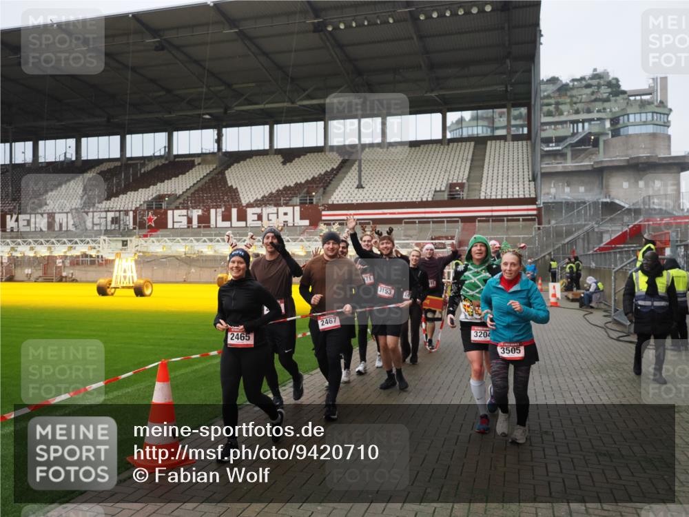 07.12.2025 - St. Pauli X-Mass-Run No. 15 Fabian Wolf http://msf.ph/oto/9420710 07.12.2025 11:41:28 Ziel 2465, 2466, 2470, 2471, 2476, 2479, 2491, 3153, 3204, 3393, 3505, 3532, 3732 meine-sportfotos.de