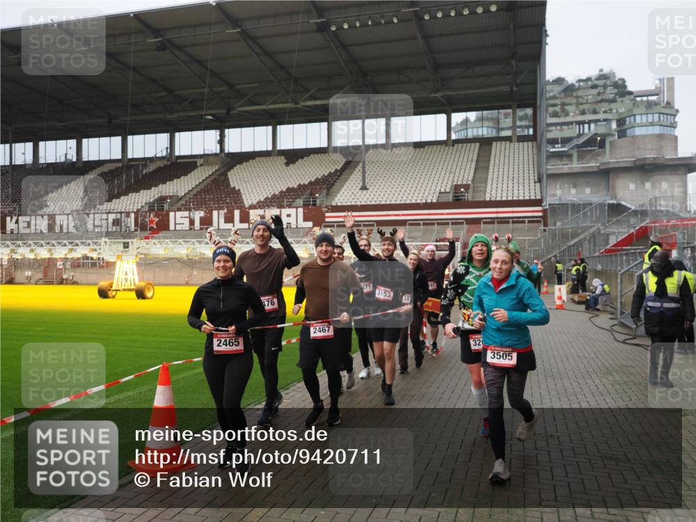 07.12.2025 - St. Pauli X-Mass-Run No. 15 Fabian Wolf http://msf.ph/oto/9420711 07.12.2025 11:41:28 Ziel 2465, 2466, 2470, 2471, 2476, 2479, 2491, 3153, 3204, 3393, 3505, 3532, 3732 meine-sportfotos.de