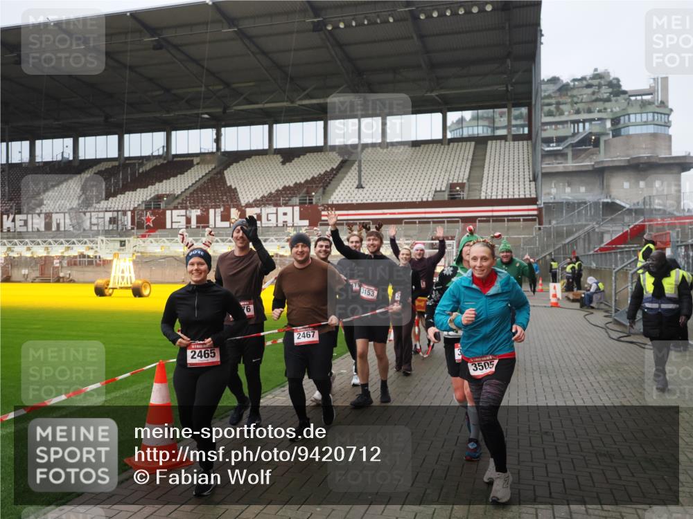 07.12.2025 - St. Pauli X-Mass-Run No. 15 Fabian Wolf http://msf.ph/oto/9420712 07.12.2025 11:41:29 Ziel 1801, 2465, 2466, 2470, 2471, 2476, 2479, 2491, 3153, 3204, 3393, 3505, 3532, 3732, 3755, 3764, 3784 meine-sportfotos.de