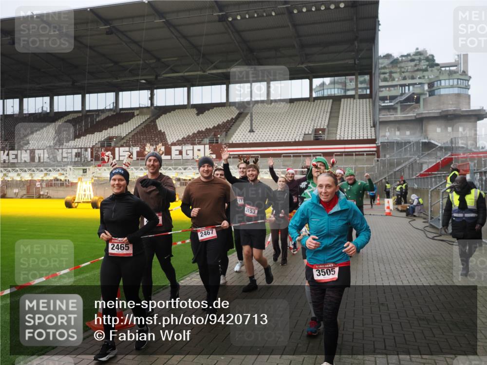 07.12.2025 - St. Pauli X-Mass-Run No. 15 Fabian Wolf http://msf.ph/oto/9420713 07.12.2025 11:41:29 Ziel 1801, 2465, 2466, 2470, 2471, 2476, 2479, 2491, 3153, 3204, 3393, 3505, 3532, 3732, 3755, 3764, 3784 meine-sportfotos.de