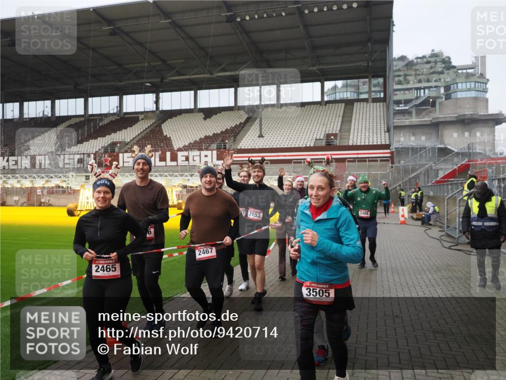 07.12.2025 - St. Pauli X-Mass-Run No. 15 Fabian Wolf http://msf.ph/oto/9420714 07.12.2025 11:41:29 Ziel 1801, 2465, 2466, 2470, 2471, 2476, 2479, 2491, 3153, 3204, 3393, 3505, 3532, 3732, 3755, 3764, 3784 meine-sportfotos.de