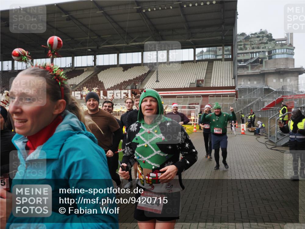 07.12.2025 - St. Pauli X-Mass-Run No. 15 Fabian Wolf http://msf.ph/oto/9420715 07.12.2025 11:41:30 Ziel 1801, 2465, 2466, 2470, 2471, 2476, 2479, 2491, 3153, 3204, 3393, 3505, 3532, 3732, 3755, 3757, 3764, 3784 meine-sportfotos.de