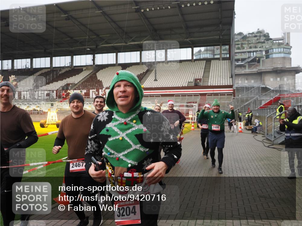 07.12.2025 - St. Pauli X-Mass-Run No. 15 Fabian Wolf http://msf.ph/oto/9420716 07.12.2025 11:41:30 Ziel 1801, 2465, 2466, 2470, 2471, 2476, 2479, 2491, 3153, 3204, 3393, 3505, 3532, 3732, 3755, 3757, 3764, 3784 meine-sportfotos.de